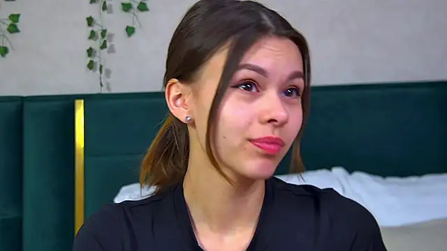 Snapshot of PollyLanders chatting on February 20, 6:50 am PollyLanders online show from February 20, 6:50 am