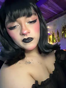 SophiaWeestt99 online show from May 2, 4:06 am