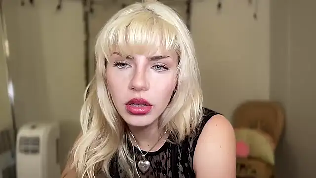 Snapshot of SirenitySirenxx chatting on March 19, 9:37 pm SirenitySirenxx online show from March 19, 9:37 pm