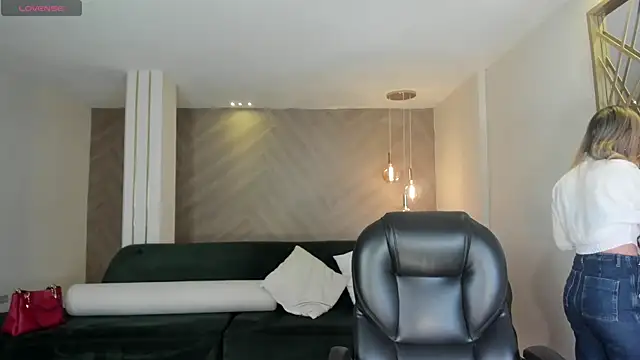 RebeccaHudson online show from February 19, 7:10 pm