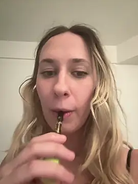 Snapshot of M1ssyk1ssy chatting on December 19, 10:32 pm M1ssyk1ssy online show from December 19, 10:32 pm