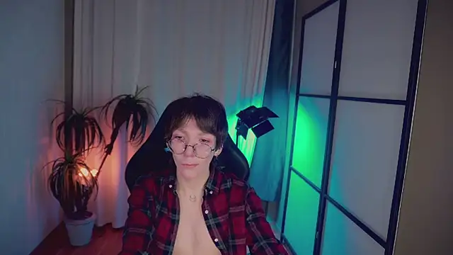 Snapshot of TommieH chatting on January 19, 8:50 am TommieH online show from January 19, 8:50 am