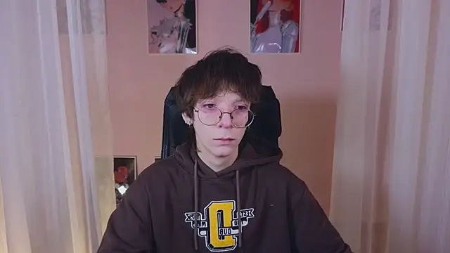 Snapshot of TommieH chatting on February 2, 5:21 am TommieH online show from February 2, 5:21 am