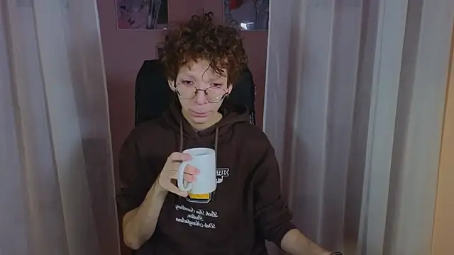 Snapshot of TommieH chatting on February 21, 5:35 am TommieH online show from February 21, 5:35 am