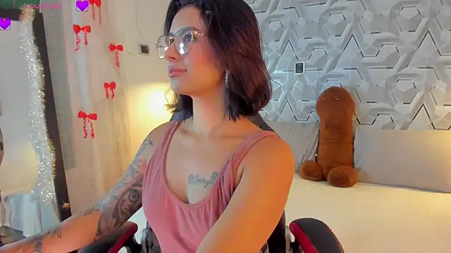 Snapshot of Sophiee_Hill chatting on April 7, 7:31 am Sophiee Hill online show from April 7, 7:31 am
