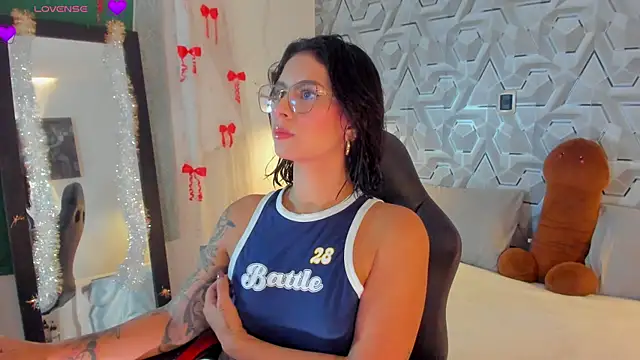 Snapshot of Sophiee_Hill chatting on April 9, 7:03 am Sophiee Hill online show from April 9, 7:03 am