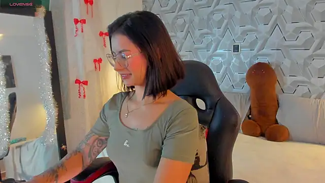 Snapshot of Sophiee_Hill chatting on April 10, 7:13 am Sophiee Hill online show from April 10, 7:13 am