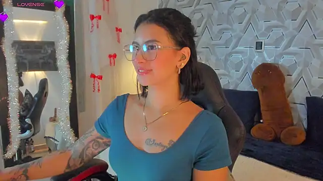 Snapshot of Sophiee_Hill chatting on April 21, 8:42 am Sophiee Hill online show from April 21, 8:42 am