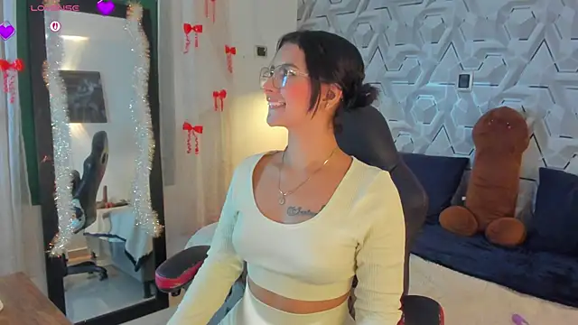 Snapshot of Sophiee_Hill chatting on April 22, 7:11 am Sophiee Hill online show from April 22, 7:11 am