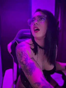 Snapshot of camianddanna chatting on February 7, 1:20 am camianddanna online show from February 7, 1:20 am