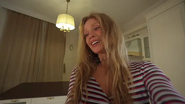 Snapshot of HeyBananas chatting on November 16, 6:02 pm HeyBananas online show from November 16, 6:02 pm