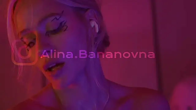 Snapshot of HeyBananas chatting on December 5, 7:10 pm HeyBananas online show from December 5, 7:10 pm