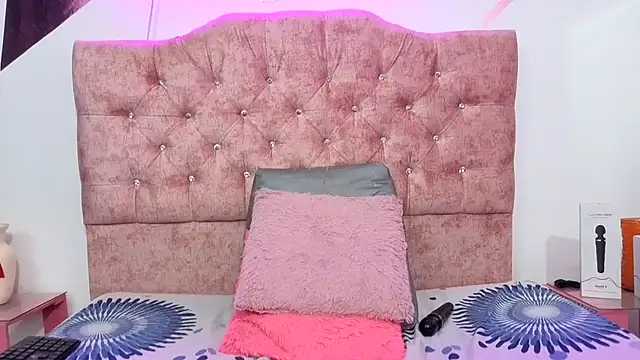 Kitten Hot  online show from October 28, 5:22 am