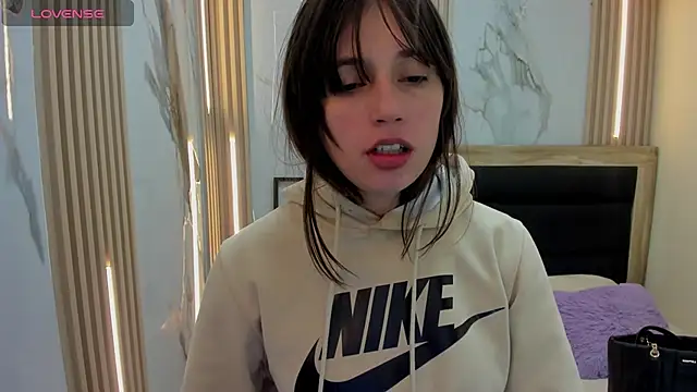 MAGNOLEROY online show from November 15, 12:45 pm