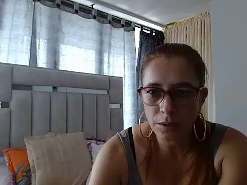 Snapshot of karlabarrera chatting on May 28, 8:28 pm karlabarrera online show from May 28, 8:28 pm
