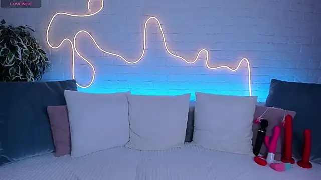 Snapshot of rossy_babe_ chatting on February 12, 12:37 am rossy babe online show from February 12, 12:37 am
