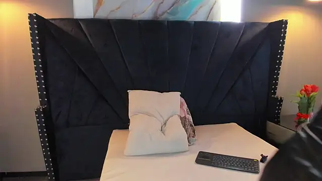 MAHIASMITH13 online show from November 21, 1:21 pm