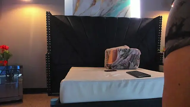 MAHIASMITH13 online show from December 15, 1:04 pm