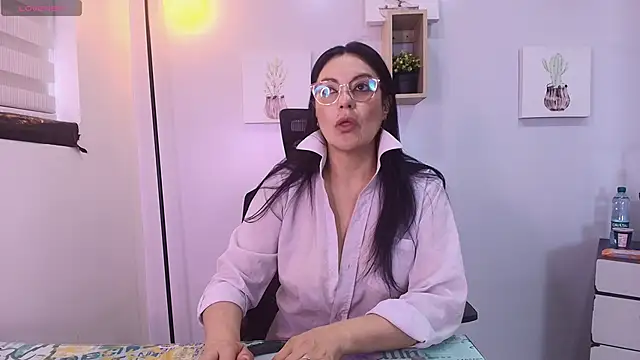Snapshot of Zuzana21 chatting on May 4, 1:29 pm Zuzana21 online show from May 4, 1:29 pm