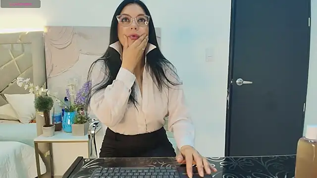 Snapshot of Zuzana21 chatting on June 3, 1:25 pm Zuzana21 online show from June 3, 1:25 pm