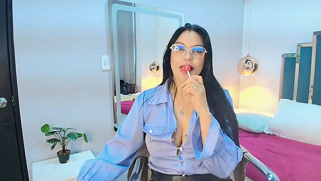 Snapshot of Zuzana21 chatting on July 28, 4:39 pm Zuzana21 online show from July 28, 4:39 pm