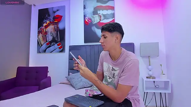 Snapshot of kieran_derek chatting on November 23, 3:17 am kieran derek online show from November 23, 3:17 am