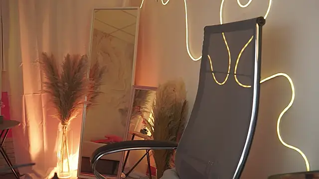 Snapshot of EllieCutes chatting on October 31, 11:55 am EllieCutes online show from October 31, 11:55 am