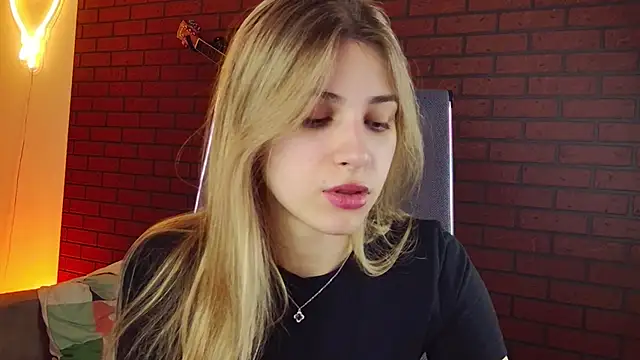 Snapshot of EllieCutes chatting on November 28, 8:39 am EllieCutes online show from November 28, 8:39 am