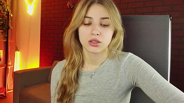 Snapshot of EllieCutes chatting on December 2, 6:30 am EllieCutes online show from December 2, 6:30 am