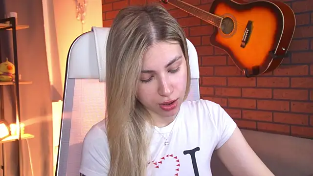 EllieCutes online show from April 27, 6:22 am