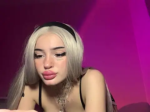 Snapshot of madelinexx chatting on February 16, 8:11 pm madelinexx online show from February 16, 8:11 pm