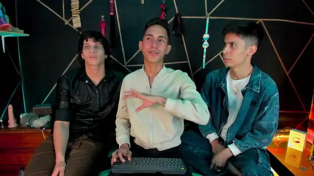 Snapshot of MillersKink chatting on November 30, 10:03 pm MillersKink online show from November 30, 10:03 pm