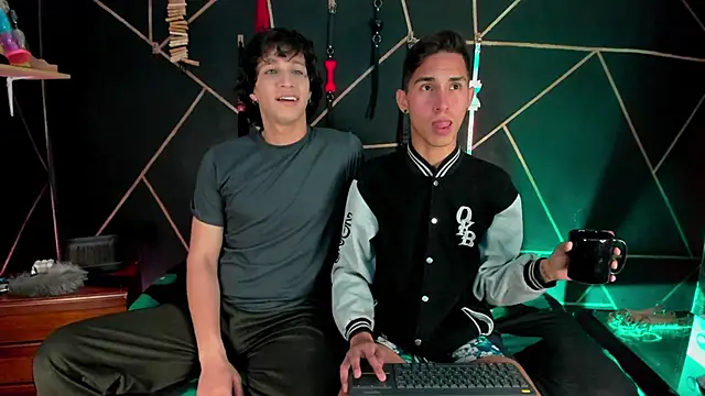 Snapshot of MillersKink chatting on December 3, 4:31 am MillersKink online show from December 3, 4:31 am