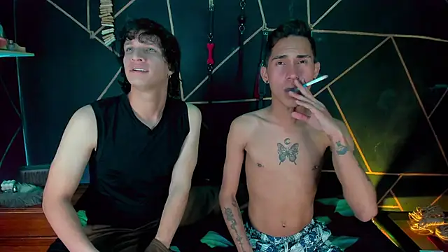 Snapshot of MillersKink chatting on December 4, 2:21 am MillersKink online show from December 4, 2:21 am