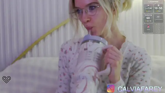 Snapshot of calviafarey chatting on February 13, 12:17 am calviafarey online show from February 13, 12:17 am