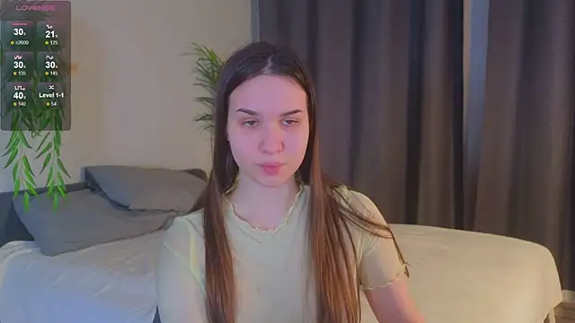 Roxie Mils online show from December 10, 3:01 pm