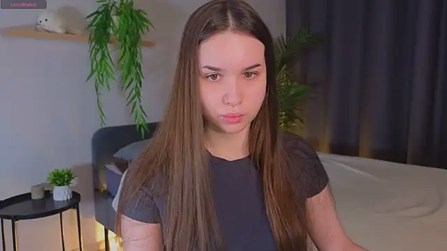 Roxie Mils online show from December 17, 2:55 pm