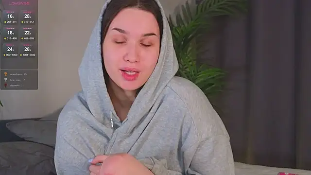 Roxie Mils online show from December 18, 6:35 pm