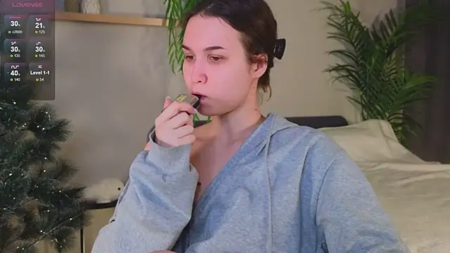 Roxie Mils online show from December 21, 2:58 pm