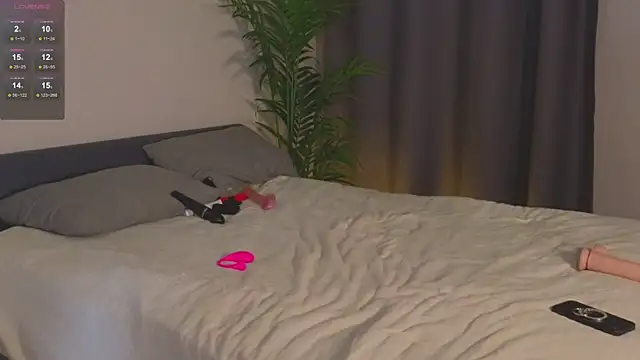 Roxie Mils online show from February 1, 6:08 pm