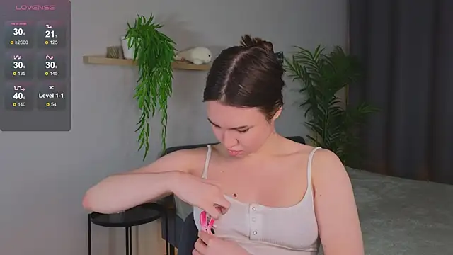 Roxie Mils online show from February 4, 3:26 pm