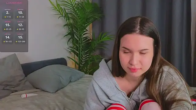 Roxie Mils online show from February 4, 9:31 pm