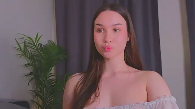 Roxie Mils online show from February 6, 6:46 pm