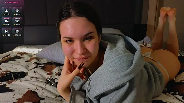 Roxie Mils online show from March 14, 9:32 pm