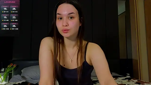 Roxie Mils online show from March 20, 6:09 pm