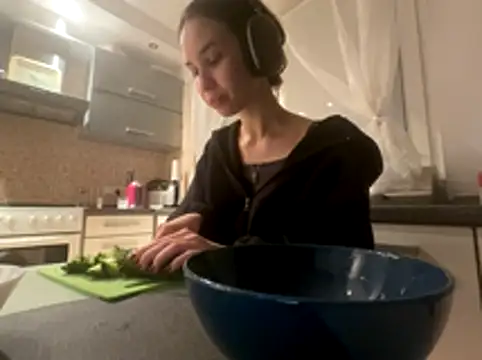 Roxie Mils online show from October 27, 7:18 pm