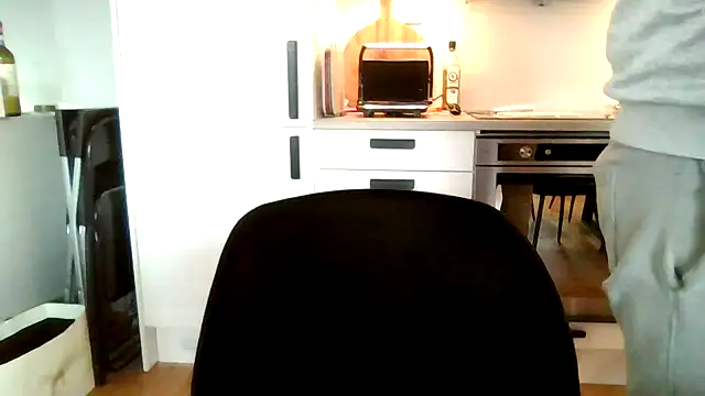 Snapshot of aleksergira chatting on December 11, 10:47 am aleksergira online show from December 11, 10:47 am