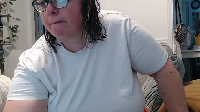 Snapshot of LauLauPAWG chatting on February 16, 2:43 pm LauLauPAWG online show from February 16, 2:43 pm