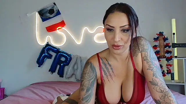 Snapshot of JuliaVegaOff chatting on June 29, 11:21 am JuliaVegaOff online show from June 29, 11:21 am