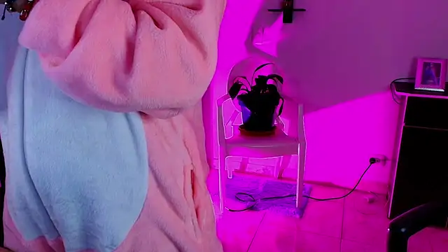 TinnaDawsom online show from January 24, 5:42 am